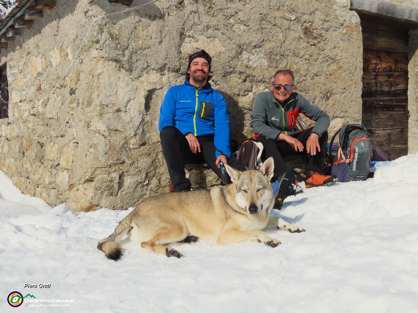 43 Ci facciamo un bel pranzetto al sacco seduti comodi.JPG